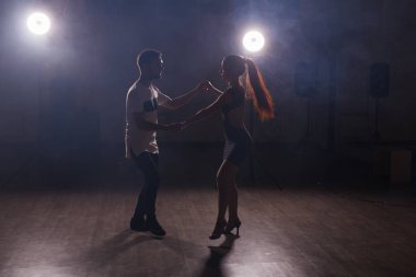 Genç çift Latin dans Bachata, merengue, salsa dans. Dans dersi iki zerafet poz