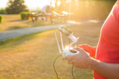 Ufa, Rusya Federasyonu. -8 Ağustos 2016: uçan veya uzaktan kumanda doğada Hovering çalışma dron dostum