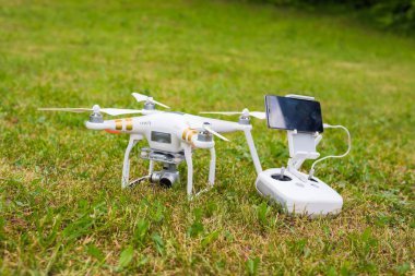 Ufa, Rusya Federasyonu. -6 Haziran 2016: dron çim üzerinde yalan