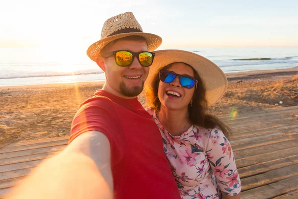 Bir güneşli yaz gününde telefon ile bavul plajda bir selfie alarak içinde mutlu seyahat çift tr — Stok fotoğraf