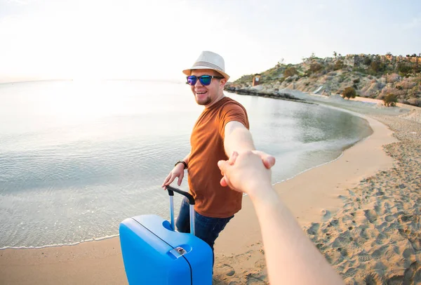 Jovem chegando ao resort e de pé na praia — Fotografia de Stock