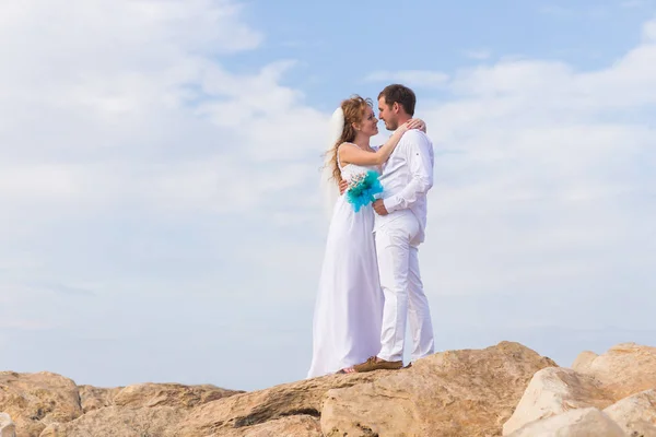 Noiva e noivo no topo de uma montanha — Fotografia de Stock