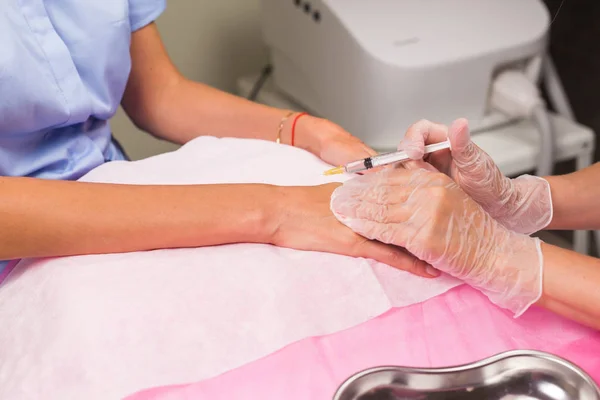 Концепция косметологии и красоты - антивозрастная инъекционная терапия, омоложение рук — стоковое фото