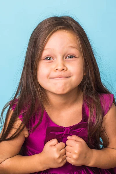 Söt liten flicka över Blå bakgrund — Stockfoto