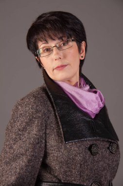 zarif orta yaşlı kadın stüdyoda poz