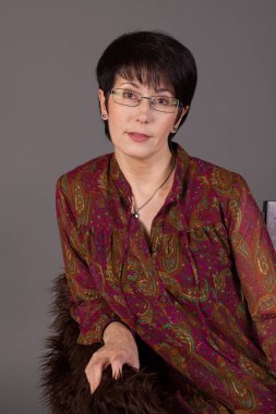 zarif orta yaşlı kadın stüdyoda poz