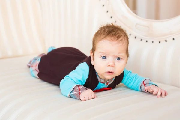 Adorable bebé en el dormitorio soleado. Niño recién nacido relajándose —  Fotos de Stock