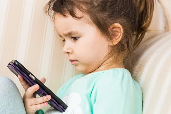 Schattig klein meisje met behulp van moderne Smartphone — Stockfoto