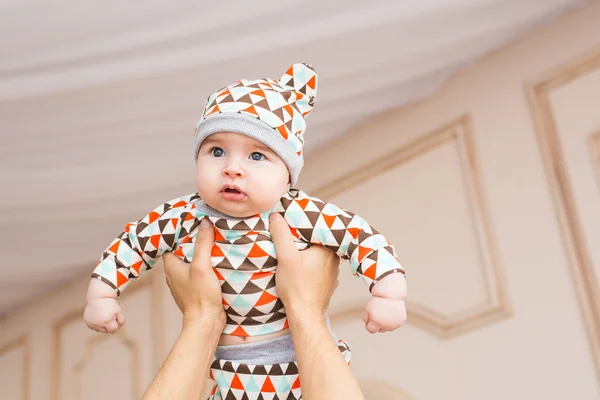 Retrato de um bebê recém-nascido bonito — Fotografia de Stock