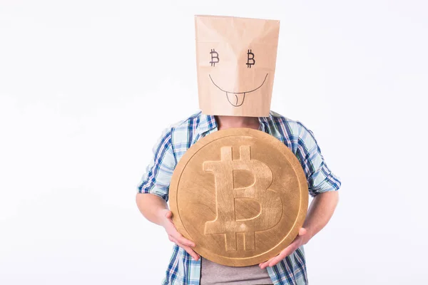Goldener Bitcoin in lustiger Männerhand, digitales Symbol einer neuen virtuellen Währung. — Stockfoto