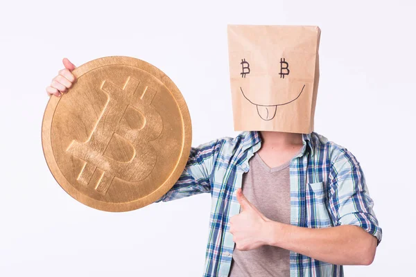 Bitcoin de oro en una mano de hombre divertido, Digitall símbolo de una nueva moneda virtual . — Foto de Stock