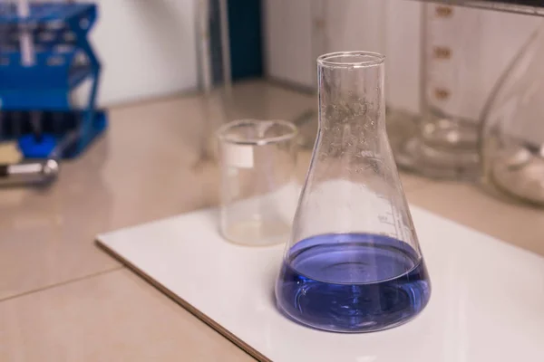 Εργαστηριακή φιάλη με μπλε υγρό — Φωτογραφία Αρχείου