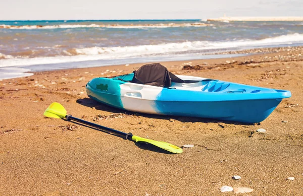 独木舟躺在沙滩上 — 图库照片