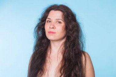 Mavi arka plan üzerinde güzel çıplak kadın portresi