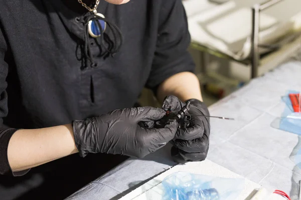 Καλλιτέχνης τατουάζ πλοίαρχος προετοιμάζει εργαλεία για τατουάζ. — Φωτογραφία Αρχείου