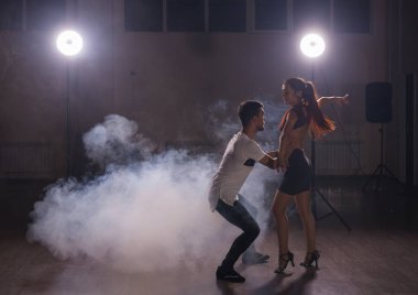 Yetenekli dansçılar konser ışık ve duman altında karanlık odada gerçekleştirme. Şehvetli çift bir sanatsal ve duygusal çağdaş dans performans