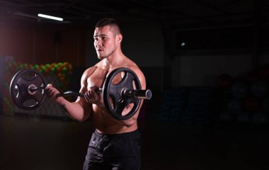 Yakışıklı güç halter atletik adamla. Altı paket, mükemmel abs, omuzlar, pazı, triceps ve göğüs ile güçlü vücut geliştirmeci