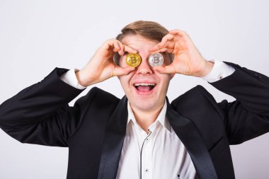 mutlu bir adam oyun bitcoin ve dalga geçmeyi