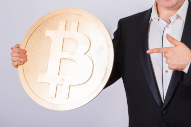 Büyük bitcoin beyaz arka plan üzerinde tutan adamın yakın çekim