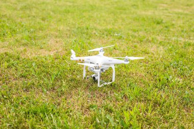 Ufa, Rusya Federasyonu. -6 Haziran 2016: dron çim üzerinde yalan