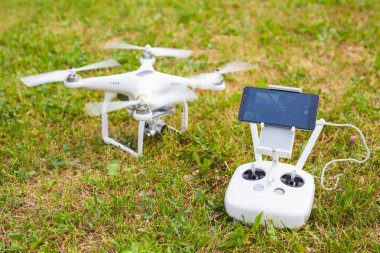 Ufa, Rusya Federasyonu. -6 Haziran 2016: dron çim üzerinde yalan