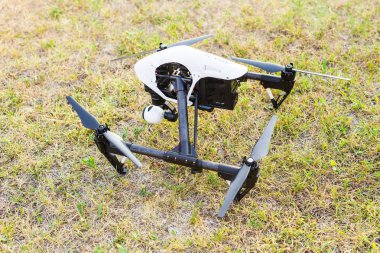 Ufa, Rusya Federasyonu. -8 Ağustos 2016: dron çim üzerinde yalan