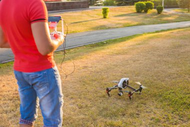 Ufa, Rusya Federasyonu. -8 Ağustos 2016: uçan veya uzaktan kumanda doğada Hovering çalışma dron dostum