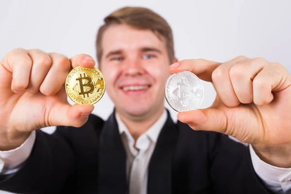 Retrato del hombre sonriente con bitcoin — Foto de Stock