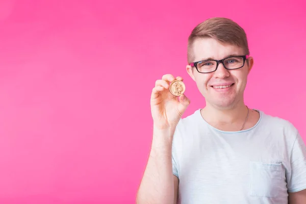 Retrato de homem sorridente com bitcoin em fundo rosa com espaço de cópia — Fotografia de Stock