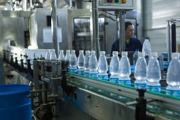 Wasserfabrik - Wasserabfüllanlage zur Aufbereitung und Abfüllung von reinem Quellwasser in kleine Flaschen — Stockfoto