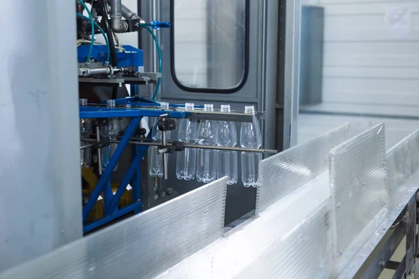 Wasserfabrik - Wasserabfüllanlage zur Aufbereitung und Abfüllung von reinem Quellwasser in kleine Flaschen — Stockfoto