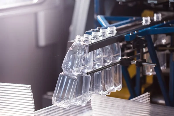 Fábrica de agua Línea de embotellado de agua para procesar y embotellar agua pura de manantial en botellas pequeñas —  Fotos de Stock