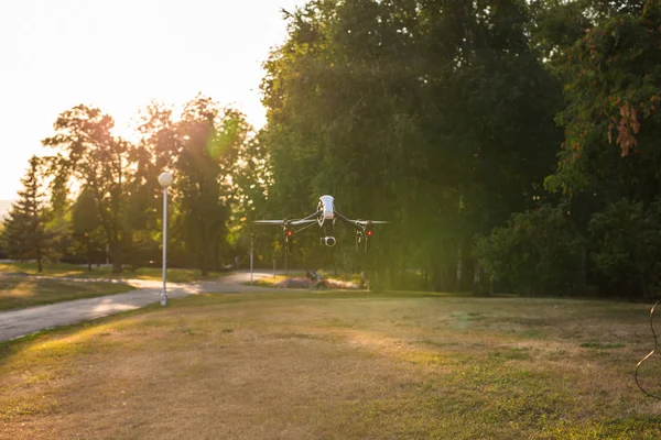 UFA, Rusko. -8 srpna 2016: Drone Flying v přírodě — Stock fotografie