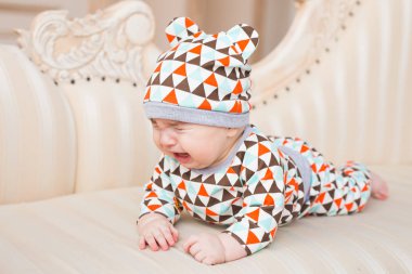 Ağlayan bebek güneşli yatak odasında. Yeni doğan çocuk rahatlatıcı