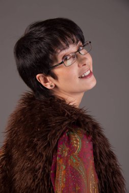 zarif orta yaşlı kadın stüdyoda poz