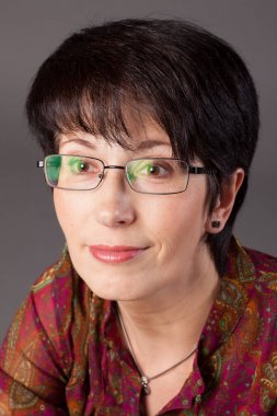 zarif orta yaşlı kadın stüdyoda poz