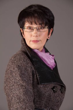 zarif orta yaşlı kadın stüdyoda poz