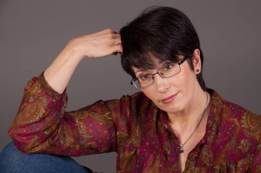 zarif orta yaşlı kadın stüdyoda poz