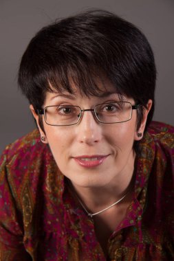 zarif orta yaşlı kadın stüdyoda poz