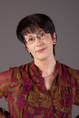 zarif orta yaşlı kadın stüdyoda poz