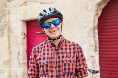 Kameraya bakarak gülümseyen yakışıklı genç