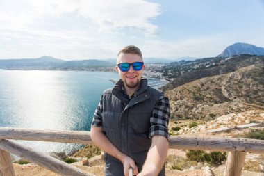 Genç adamın bir selfie tatili sırasında Coast'ta alır