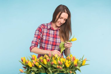 Kadın çiçekçi sıralar Lale kutusunun dışarı büyüleyici seçer onları için gelecekteki çiçek düzenleme