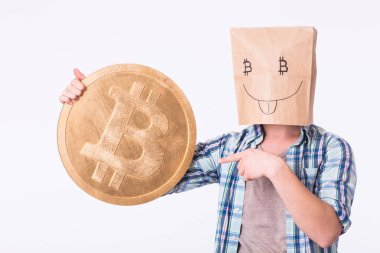 Yeni bir sanal para Digitall sembolü bir komik adam elinde altın Bitcoin.