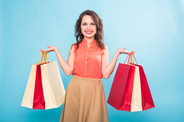 Retrato de mujer sonriente feliz sostiene bolsa de compras. Modelo femenino estudio aislado fondo azul . — Foto de Stock