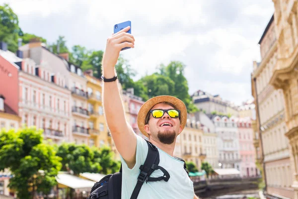 Avrupa şehri mobil akıllı telefon kamera ile selfie alarak yakışıklı adam. Tatil, seyahat ve tatil kavramı. — Stok fotoğraf