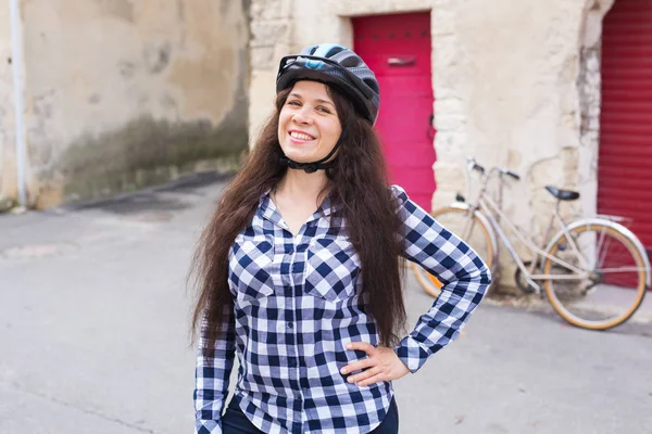 젊은 여 자가 거리 자전거 배경에 포즈 — 스톡 사진