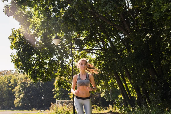Estilo de vida saludable joven fitness mujer corriendo al aire libre — Foto de Stock