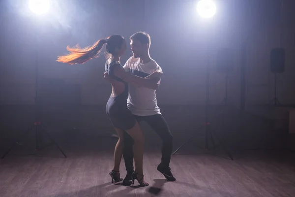 Activos adultos felices bailando bachata juntos en clase de baile — Foto de Stock