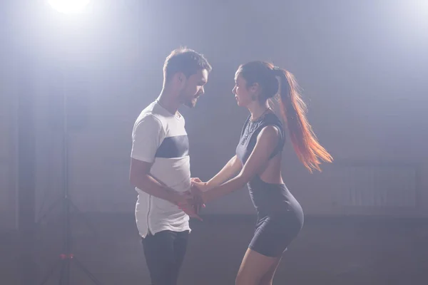 젊은 커플 춤 danse 사회 kizomba 또는 bachata 사랑. — 스톡 사진